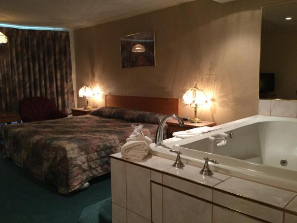 Western Budget Motel East Red Deer : photo 1 de la chambre chambre lit king-size avec baignoire spa