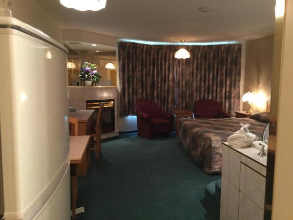 Western Budget Motel East Red Deer : photo 5 de la chambre chambre lit king-size avec baignoire spa
