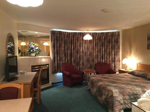 Western Budget Motel East Red Deer : photo 3 de la chambre chambre lit king-size avec baignoire spa