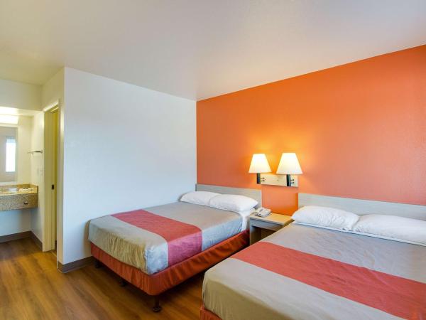 Motel 6-Phoenix, AZ - East : photo 1 de la chambre chambre quadruple