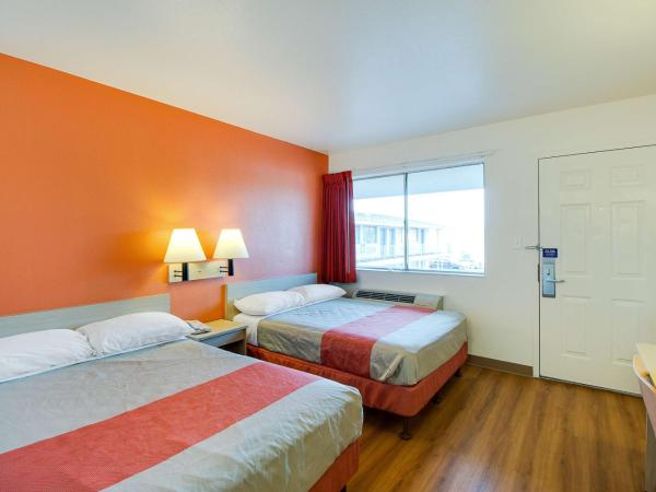 Motel 6-Phoenix, AZ - East : photo 2 de la chambre chambre quadruple
