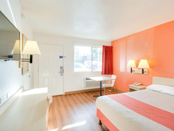 Motel 6-Phoenix, AZ - East : photo 1 de la chambre chambre lit queen-size 