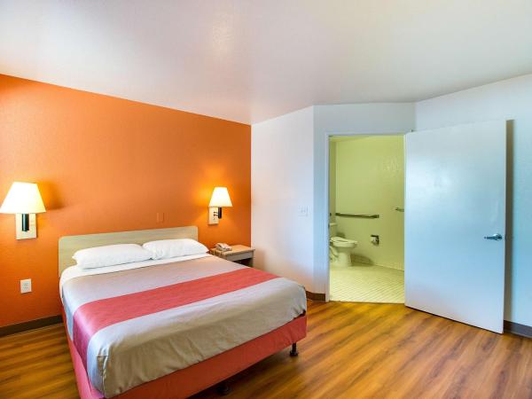 Motel 6-Phoenix, AZ - East : photo 2 de la chambre chambre double - accessible aux personnes à mobilité réduite 