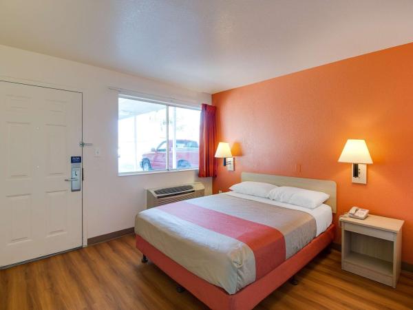 Motel 6-Phoenix, AZ - East : photo 2 de la chambre chambre lit queen-size 