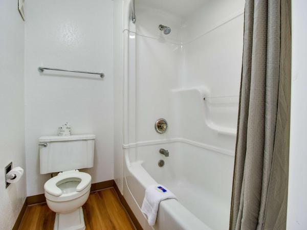 Motel 6-Phoenix, AZ - East : photo 3 de la chambre chambre lit queen-size 