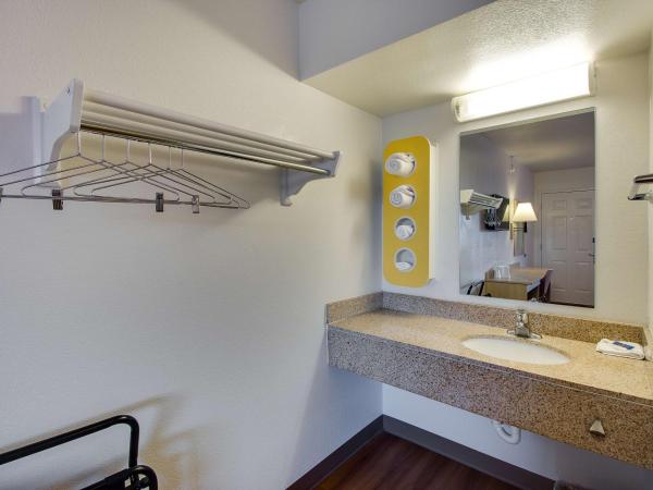 Motel 6-Phoenix, AZ - East : photo 4 de la chambre chambre lit queen-size 