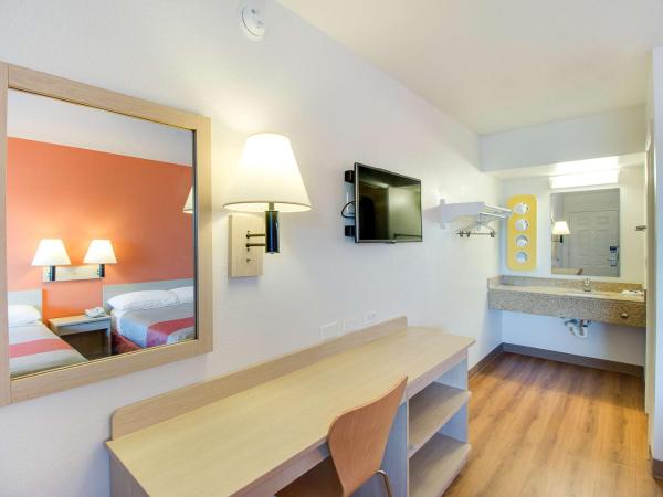 Motel 6-Phoenix, AZ - East : photo 6 de la chambre chambre lit queen-size 