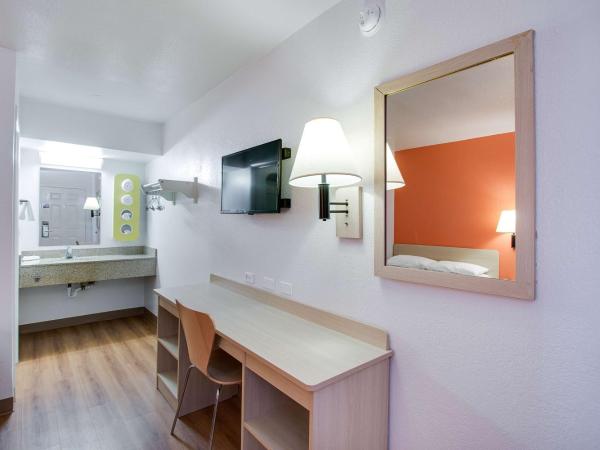 Motel 6-Phoenix, AZ - East : photo 8 de la chambre chambre quadruple