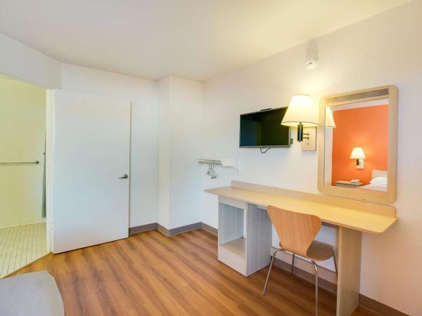Motel 6-Phoenix, AZ - East : photo 7 de la chambre chambre lit queen-size 