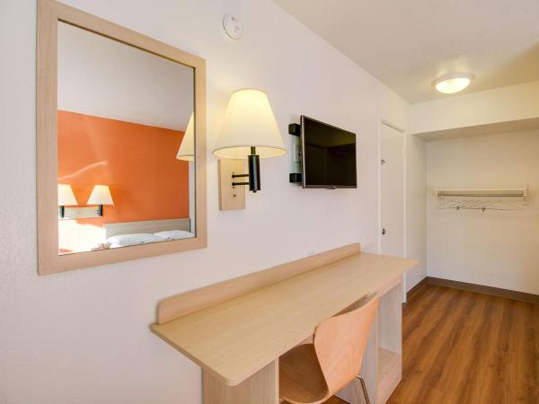 Motel 6-Phoenix, AZ - East : photo 8 de la chambre chambre lit queen-size 