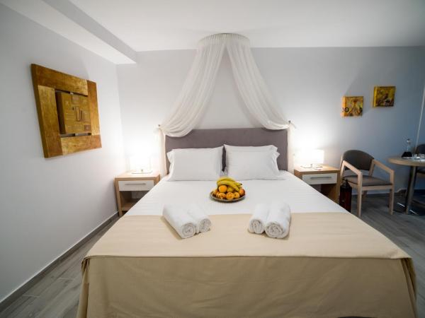 Kratiras View Luxury Suites : photo 1 de la chambre suite supérieure avec bain à remous - vue sur caldera