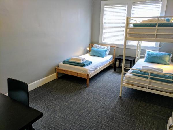 The Wayfaring Buckeye Hostel : photo 4 de la chambre lit simple dans dortoir de 3 lits