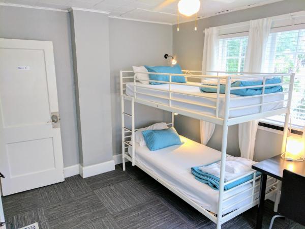 The Wayfaring Buckeye Hostel : photo 6 de la chambre lit simple en dortoir à 5 lits