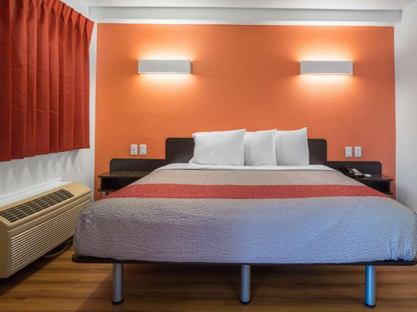 Motel 6-Columbus, OH - OSU : photo 3 de la chambre chambre lit king-size - non-fumeurs