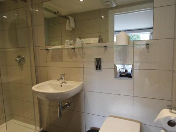 Edgar Townhouse : photo 10 de la chambre hébergement triple avec salle d'eau privative