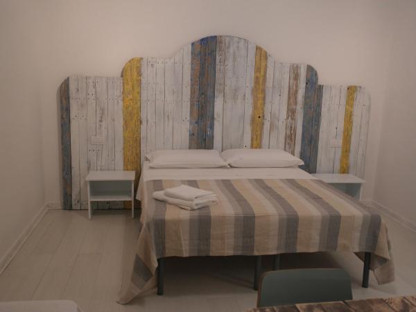 My Eco Rooms Olbia : photo 6 de la chambre chambre triple avec salle de bains privative séparée