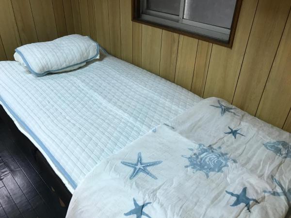 Guest House OkiniⅡ : photo 2 de la chambre chambre familiale avec douche