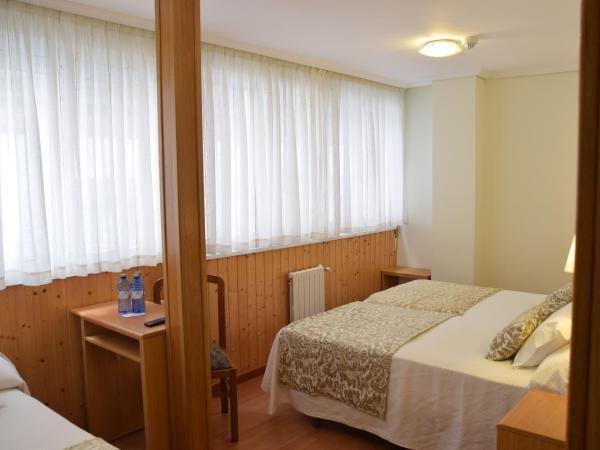 Hostal Anosa Casa : photo 2 de la chambre chambre double avec lit d'appoint