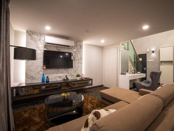 Asiatic Hotel : photo 9 de la chambre suite avec balcon