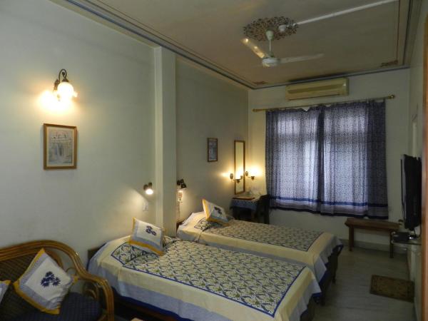 Tara Niwas : photo 3 de la chambre chambre deluxe double ou lits jumeaux