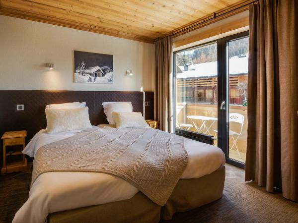 Hôtel-Chalet Les Ecureuils Restaurant, Sauna & Spa Garage : photo 3 de la chambre chambre double/lits jumeaux savoyarde