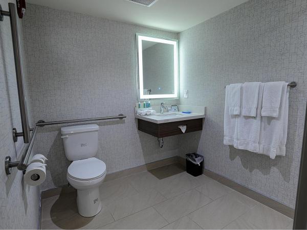 Holiday Inn Express & Suites Toronto Airport West, an IHG Hotel : photo 2 de la chambre 2 double accessible