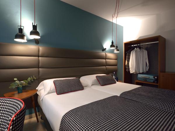 Hotel Pamplona Plaza : photo 9 de la chambre chambre double avec lit d'appoint (3 adultes)