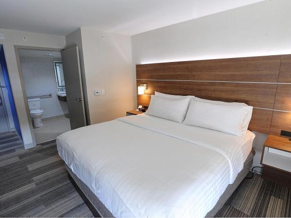 Holiday Inn Express & Suites Toronto Airport West, an IHG Hotel : photo 1 de la chambre chambre standard lit queen-size