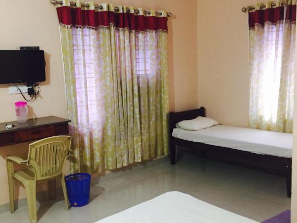 Mega Tourist Home Palarivattom : photo 3 de la chambre chambre deluxe double ou lits jumeaux