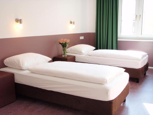 Grand Hostel Berlin Classic : photo 7 de la chambre chambre lits jumeaux avec salle de bains commune