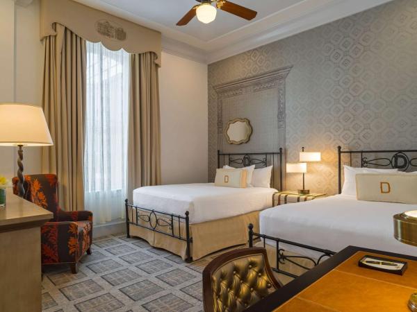 The Driskill, in The Unbound Collection by Hyatt : photo 5 de la chambre queen room with two queen beds with accessible tub - disability access