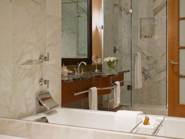 Grand Hyatt Seattle : photo 2 de la chambre chambre lit king-size avec baignoire accessible aux personnes à mobilité réduite