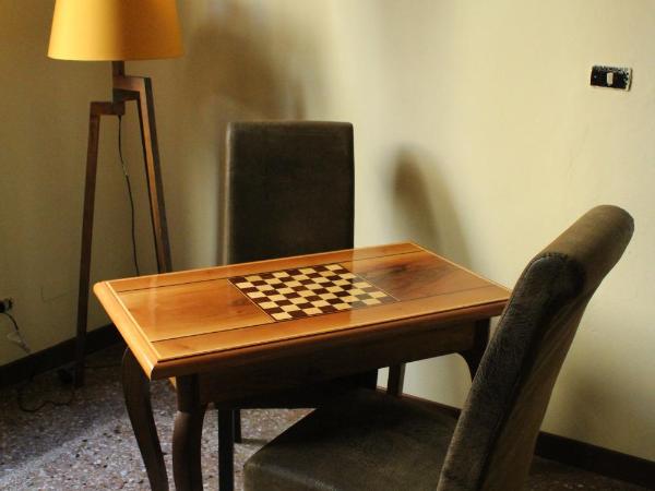 Rooms H Ercolani : photo 3 de la chambre chambre lit king-size standard avec salle de bains commune