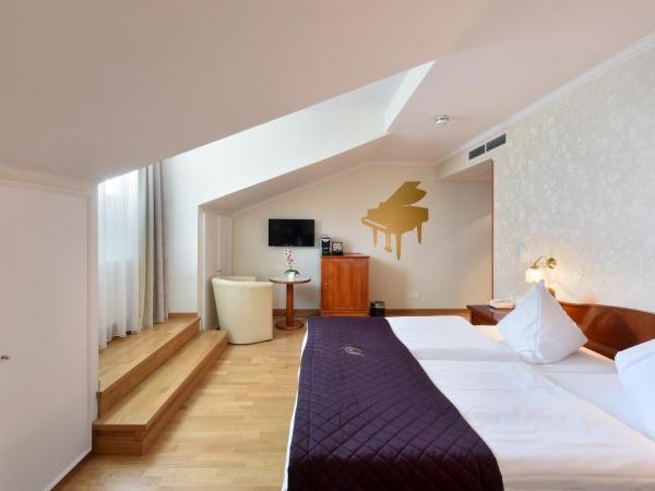 Hotel Am Schubertring : photo 1 de la chambre suite 2 chambres avec 2 salles de bains