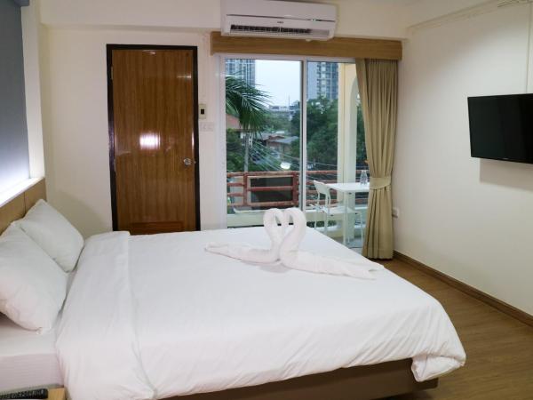 Beerapan Hotel : photo 2 de la chambre chambre quadruple avec terrasse 