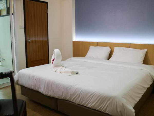 Beerapan Hotel : photo 6 de la chambre chambre quadruple avec terrasse