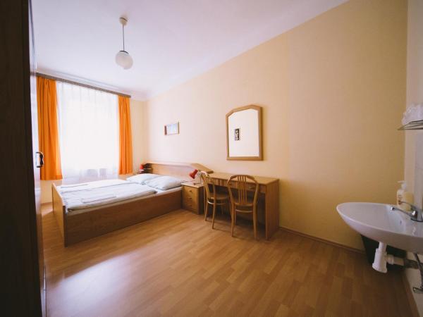 Hostel Dakura : photo 7 de la chambre chambre double ou lits jumeaux avec salle de bains commune