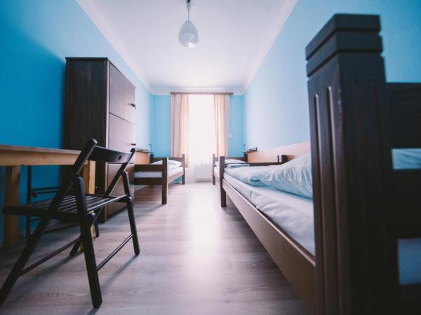 Hostel Dakura : photo 2 de la chambre chambre triple avec salle de bains commune