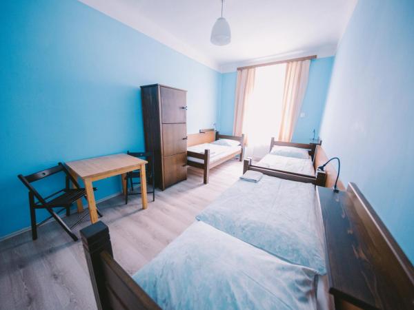 Hostel Dakura : photo 1 de la chambre chambre triple avec salle de bains commune