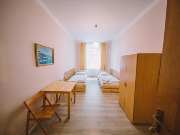 Hostel Dakura : photo 8 de la chambre chambre double ou lits jumeaux avec salle de bains commune