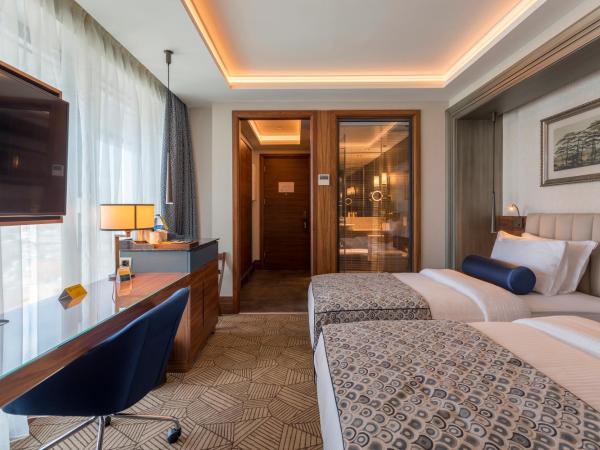 Golden Tulip Istanbul Bayrampasa : photo 3 de la chambre chambre lit queen-size supérieure - vue sur ville