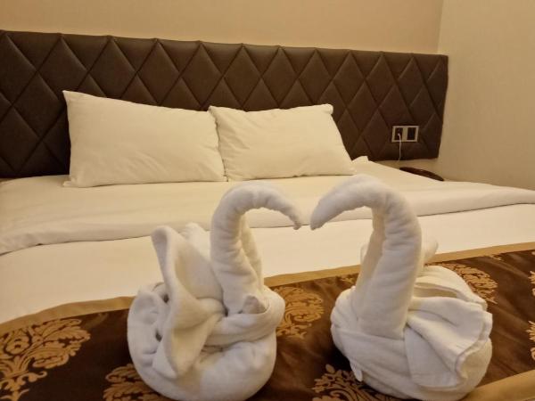 Golden Leaves Hotel : photo 2 de la chambre chambre lit queen-size