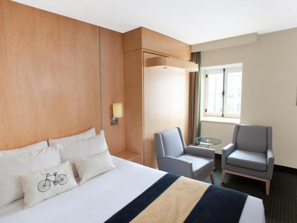 Hotel du Vieux Quebec : photo 1 de la chambre chambre supérieure avec 2 lits queen-size