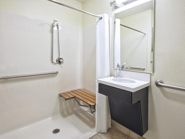 Candlewood Suites Indianapolis Airport, an IHG Hotel : photo 3 de la chambre studio lit queen-size - accessible aux personnes à mobilité réduite