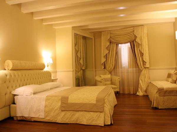 Suite Hotel Santa Chiara : photo 4 de la chambre chambre triple
