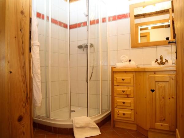 Hôtel 3 étoiles -Restaurant Le Pilatus Courchevel : photo 7 de la chambre appartement 2 chambres accessible aux personnes à mobilité réduite