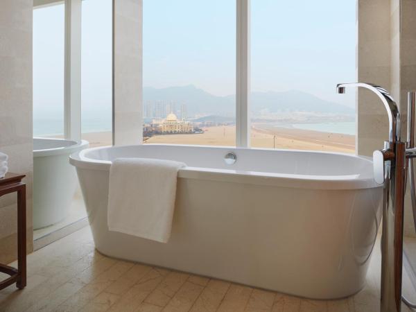 Hyatt Regency Qingdao : photo 4 de la chambre suite lit king-size exécutive - vue sur océan