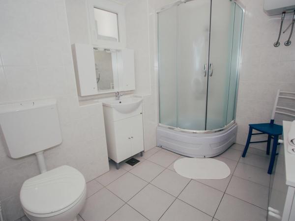 Apartments and Rooms Ille : photo 9 de la chambre chambre double avec salle de bains privative