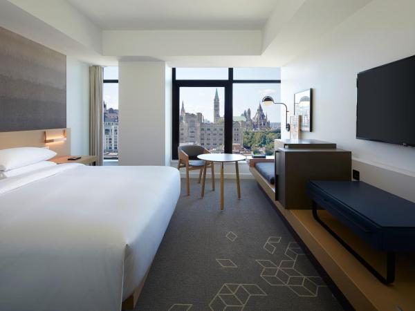 Andaz Ottawa Byward Market-a concept by Hyatt : photo 2 de la chambre chambre lit king-size pour personnes à mobilité réduite avec douche accessible aux personnes à mobilité réduite