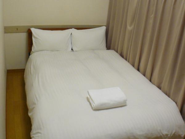 Hotel Meigetsu : photo 3 de la chambre chambre double avec petit lit double 

